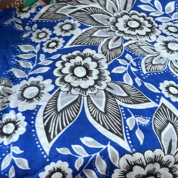 Blue Vera Bradley scarf 🧣 in good to great condition blue with black and white - Picture 3 of 3